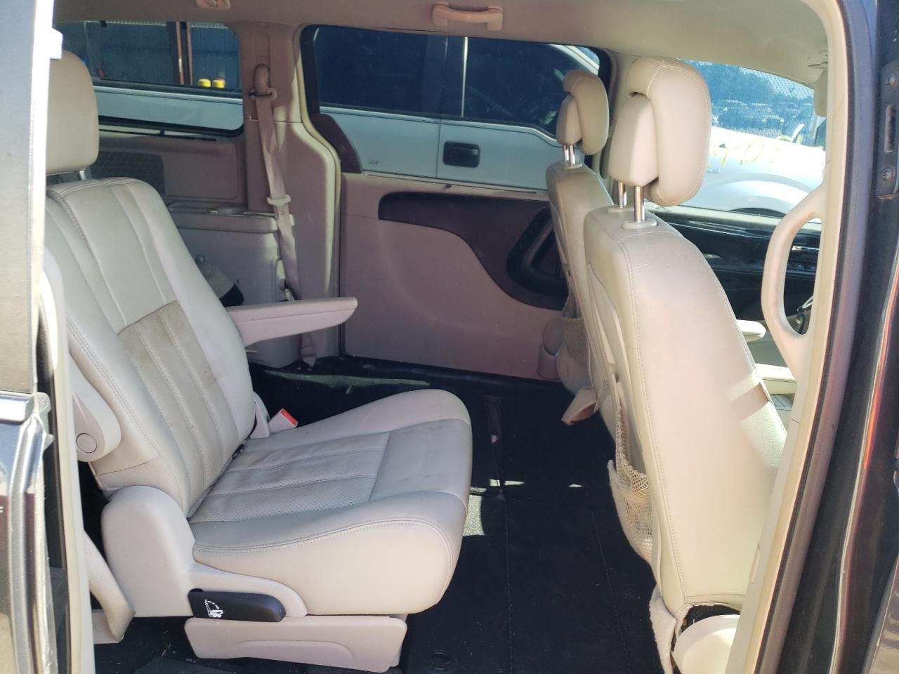 Photo 6 from auction – 2011 CHRYSLER TOWN & COU with VIN 2A4RR8DG7BR780066