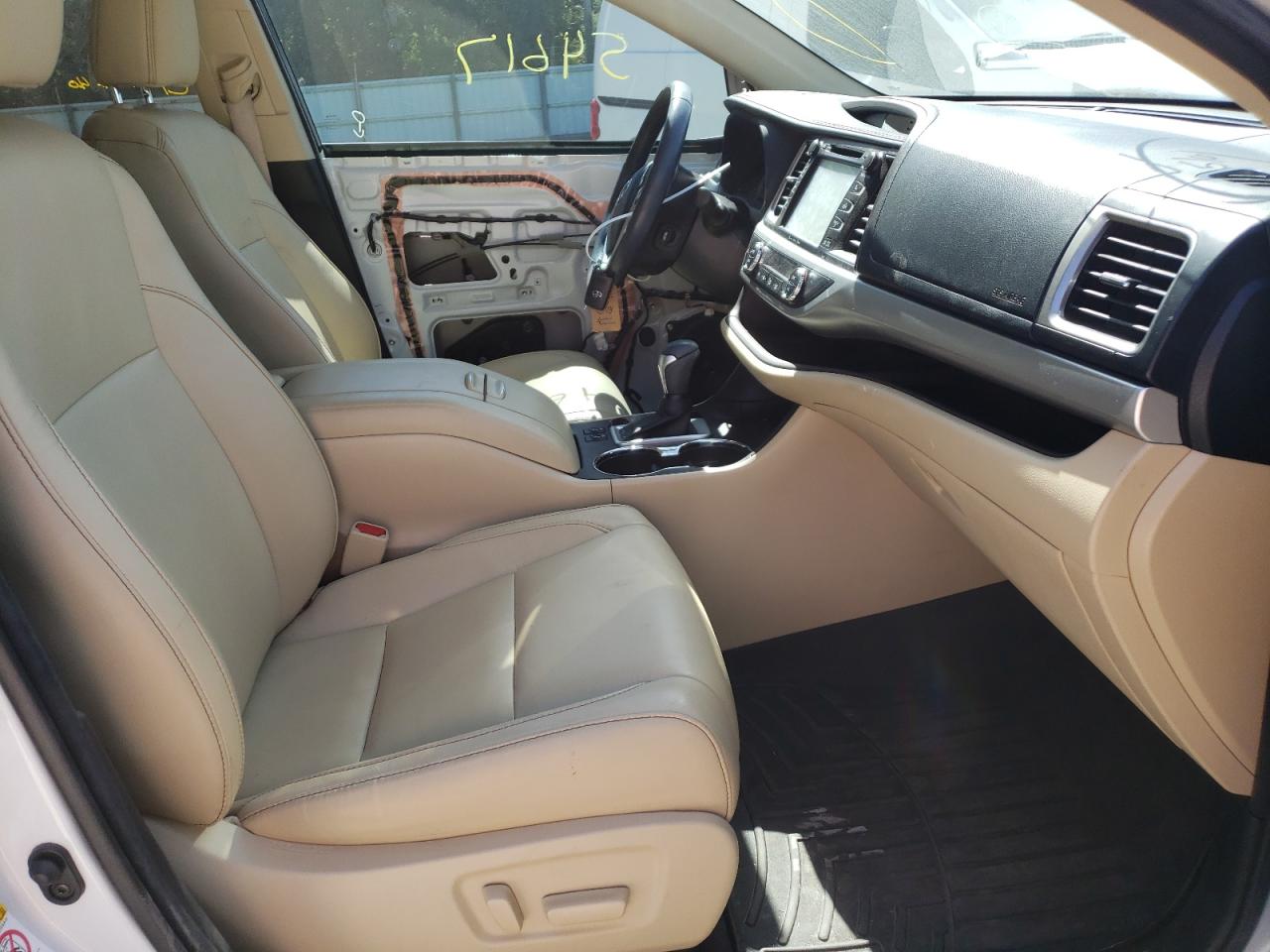 Photo 5 from auction – 2017 TOYOTA HIGHLANDER with VIN 5TDJZRFH7HS517901