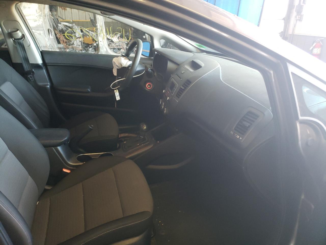 Photo 5 from auction – 2015 KIA FORTE LX with VIN KNAFX4A6XF5351555