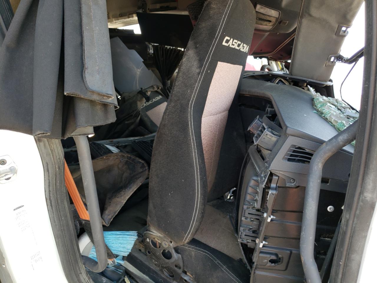 Photo 5 from auction – 2018 FREIGHTLINER CASCADIA 1 with VIN 3AKJHHDR1JSJX3804
