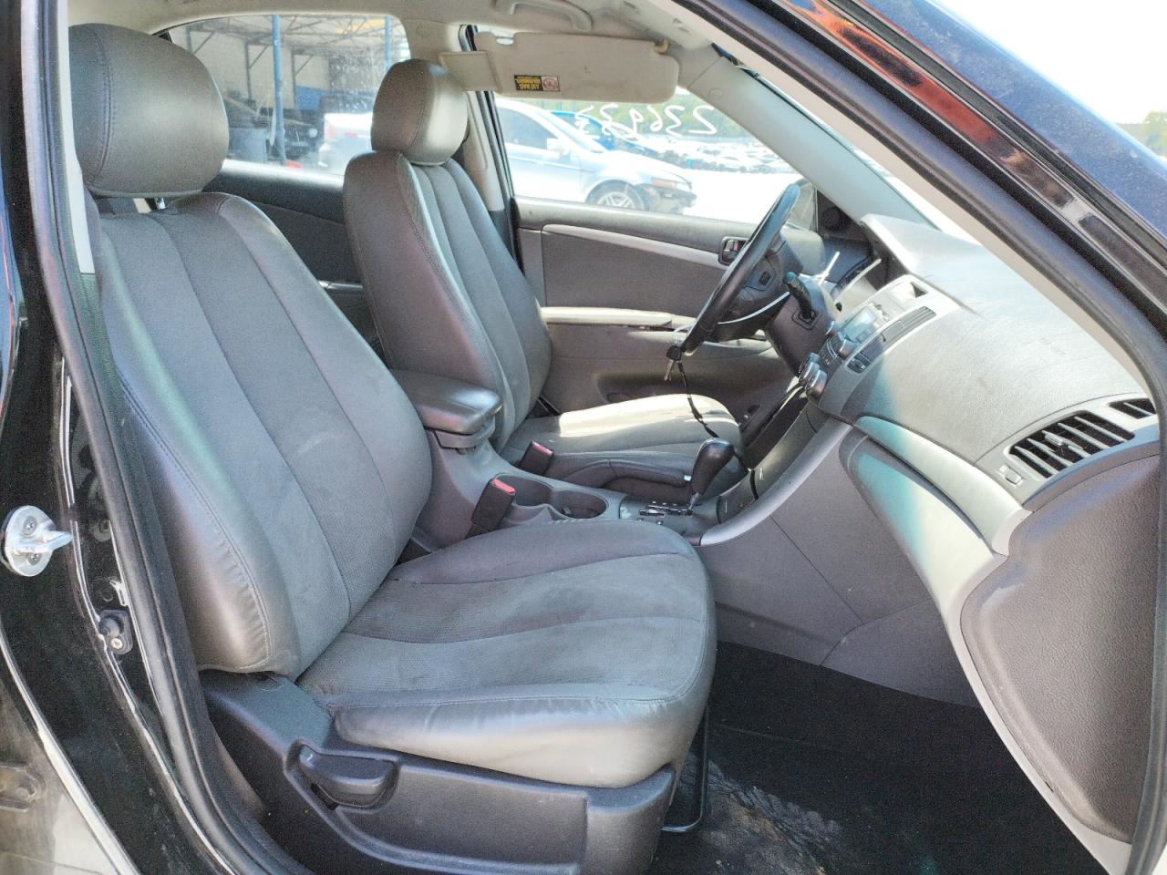 Photo 5 from auction – 2009 HYUNDAI SONATA SE with VIN 5NPEU46F29H522271