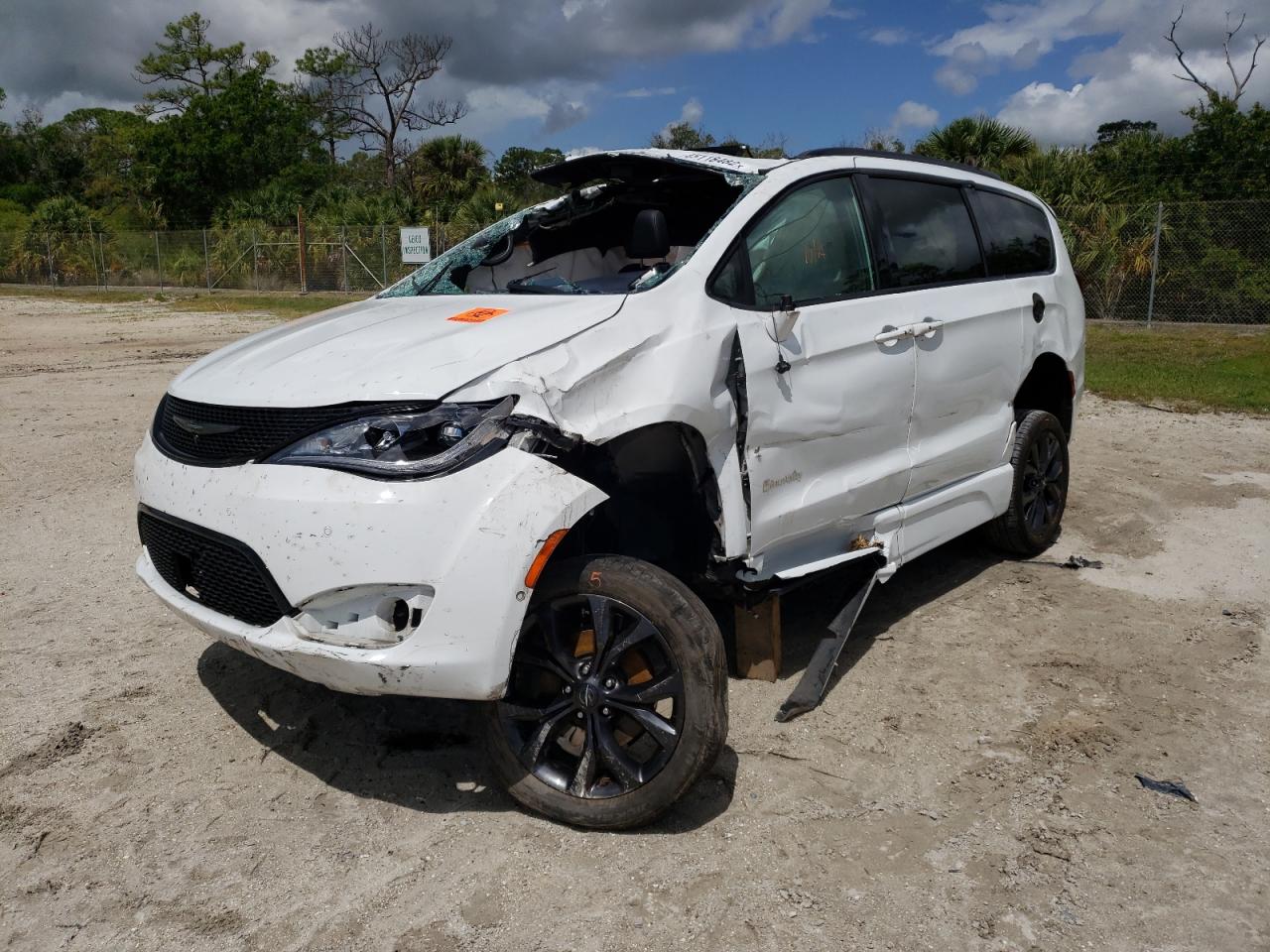 Photo 2 from auction – 2018 CHRYSLER PACIFICA T with VIN 2C4RC1EG9JR236485