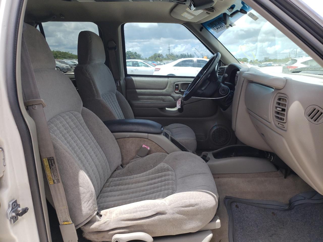 Photo 5 from auction – 2002 CHEVROLET BLAZER with VIN 1GNCS13W52K123563
