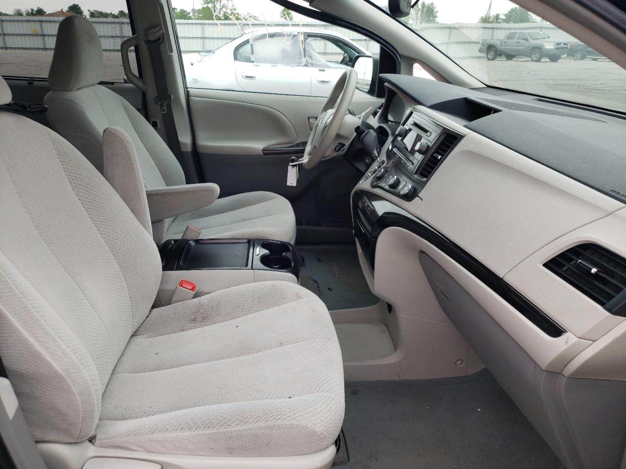 Photo 5 from auction – 2011 TOYOTA SIENNA LE with VIN 5TDKK3DC9BS153940