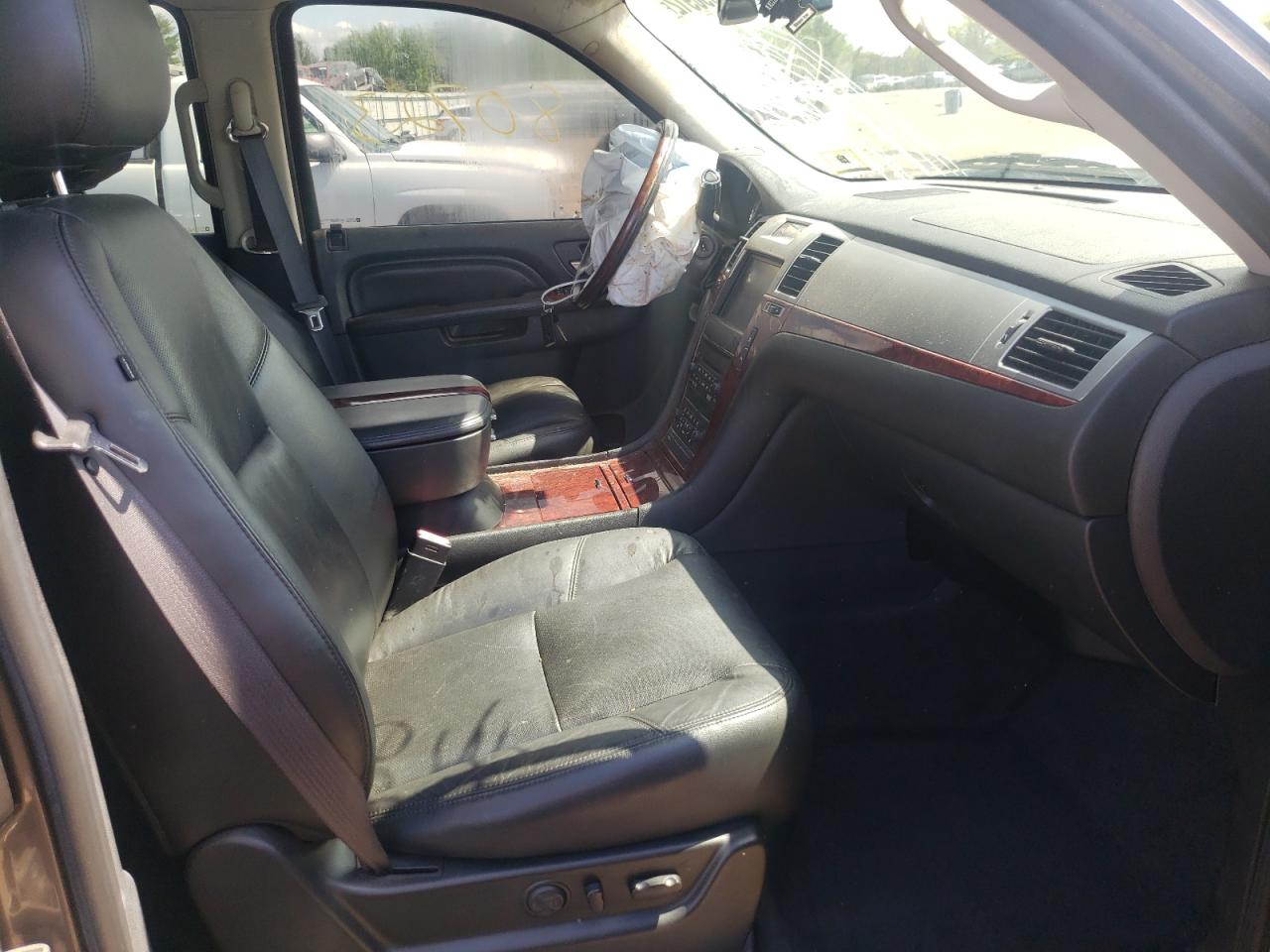 Photo 5 from auction – 2011 CADILLAC ESCALADE L with VIN 1GYS4BEF6BR311463