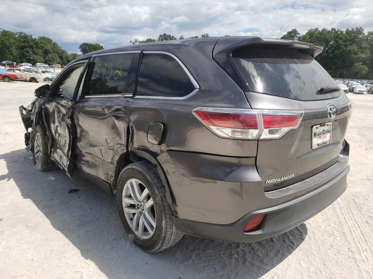 Photo 3 from auction – 2016 TOYOTA HIGHLANDER with VIN 5TDZKRFH6GS170552