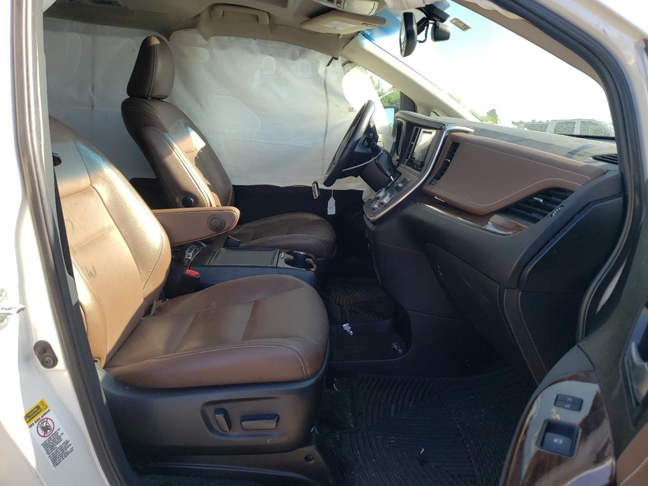 Photo 5 from auction – 2015 TOYOTA SIENNA XLE with VIN 5TDYK3DC1FS629520