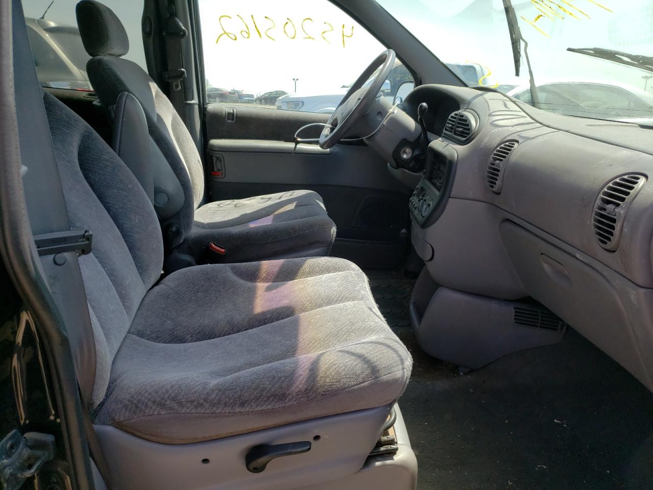 Photo 5 from auction – 2000 DODGE GRAND CARA with VIN 1B4GP44G4YB607427