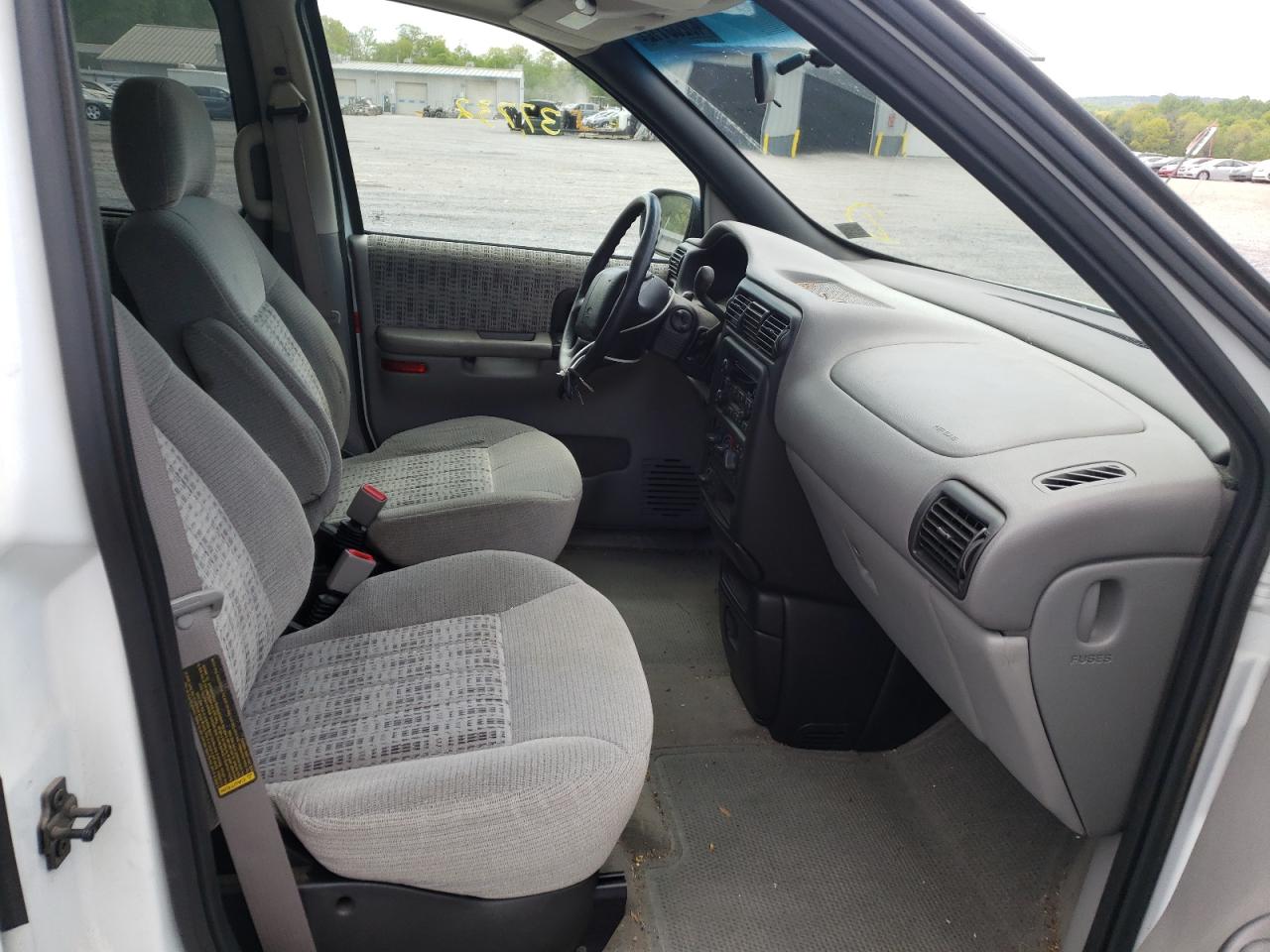 Photo 5 from auction – 2000 CHEVROLET VENTURE with VIN 1GNDX03E7YD198141