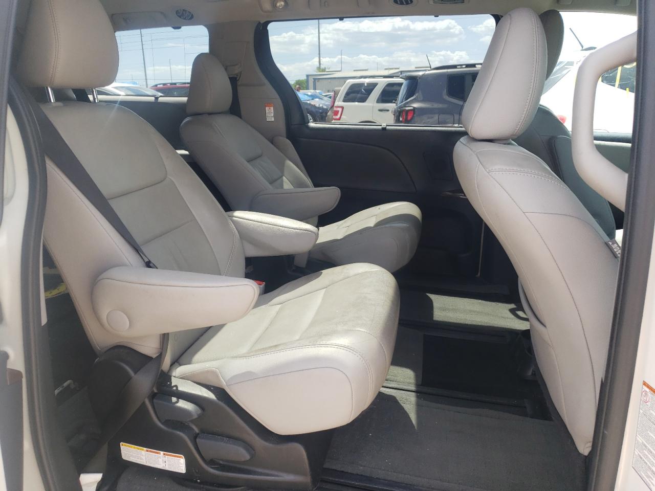 Photo 6 from auction – 2015 TOYOTA SIENNA XLE with VIN 5TDDK3DCXFS097148