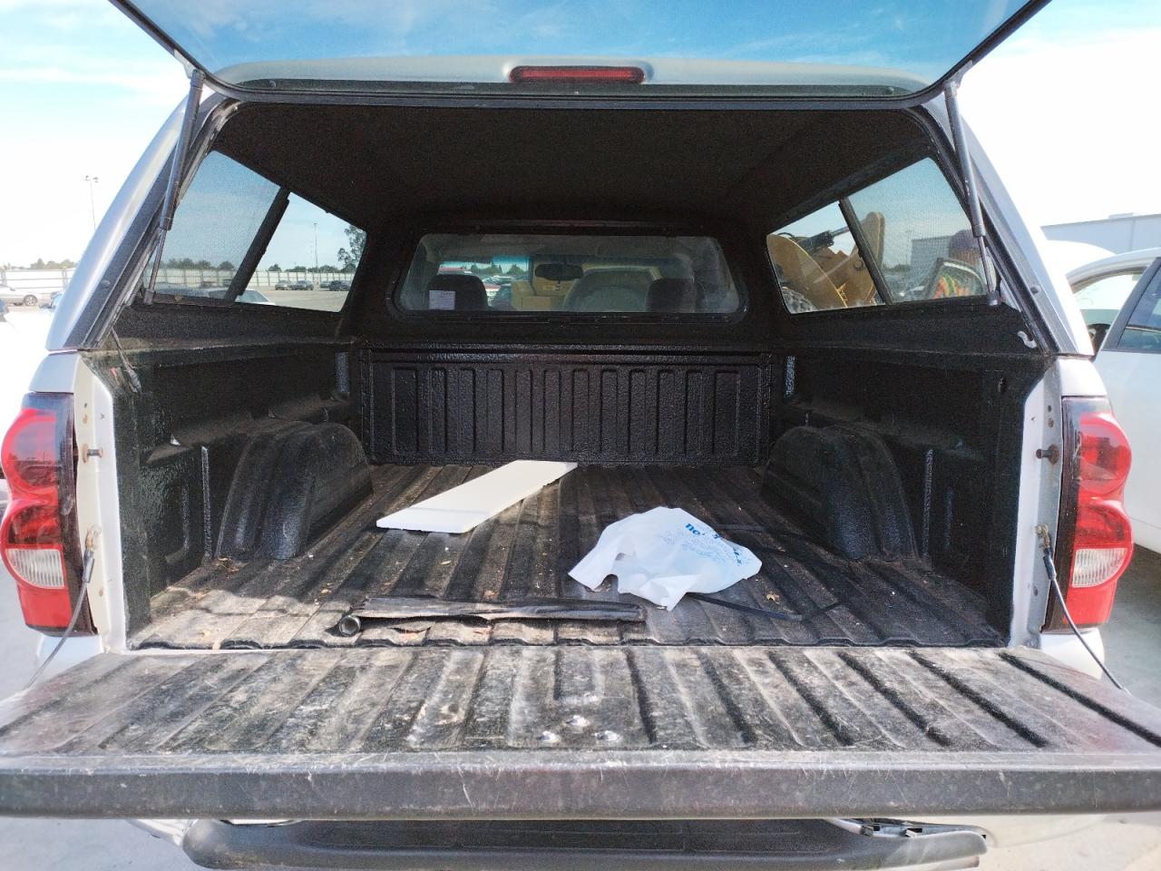 Photo 6 from auction – 2005 CHEVROLET SILVERADO with VIN 1GCEK14V35Z186423