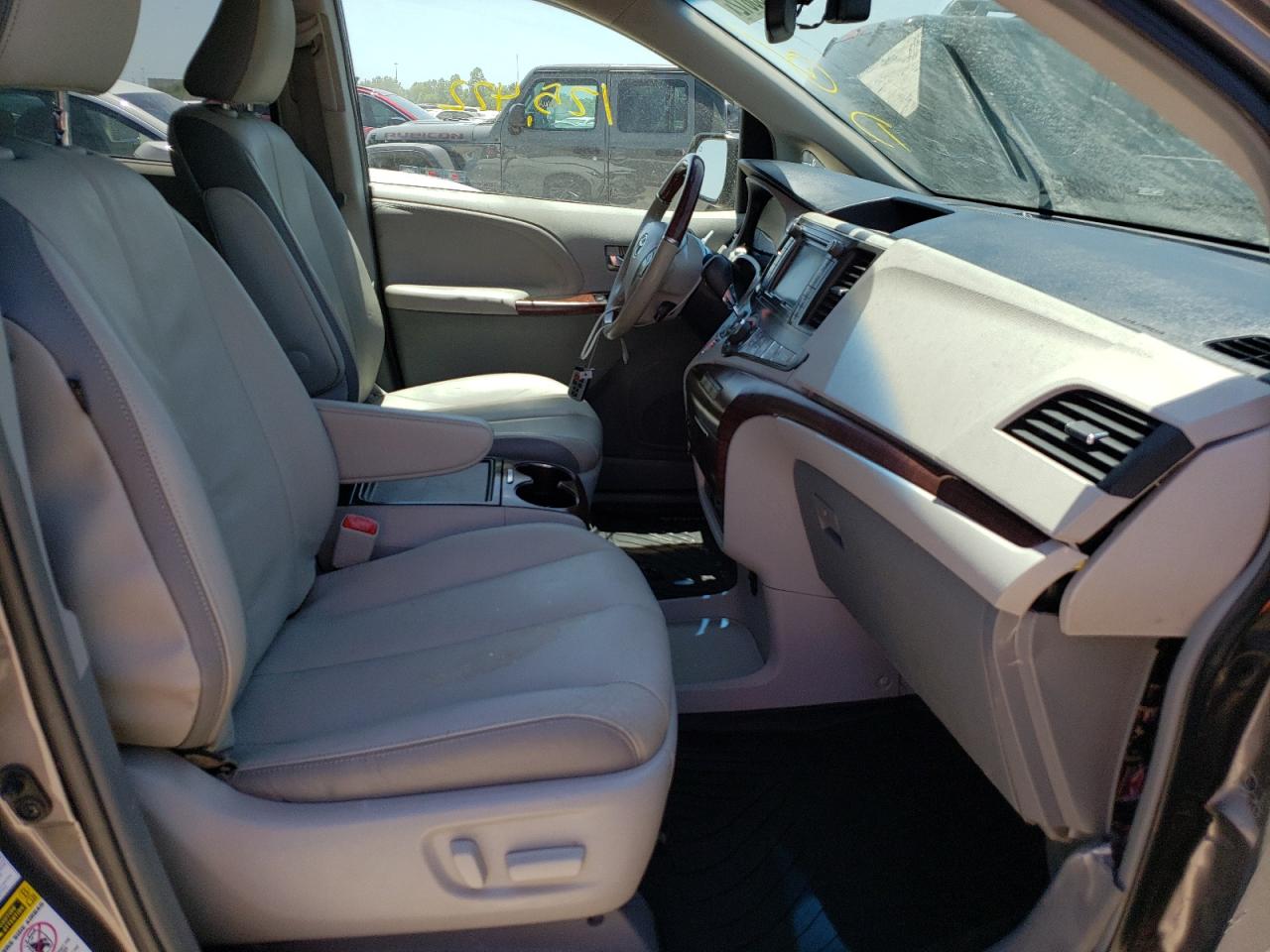 Photo 5 from auction – 2014 TOYOTA SIENNA XLE with VIN 5TDDK3DC8ES082307