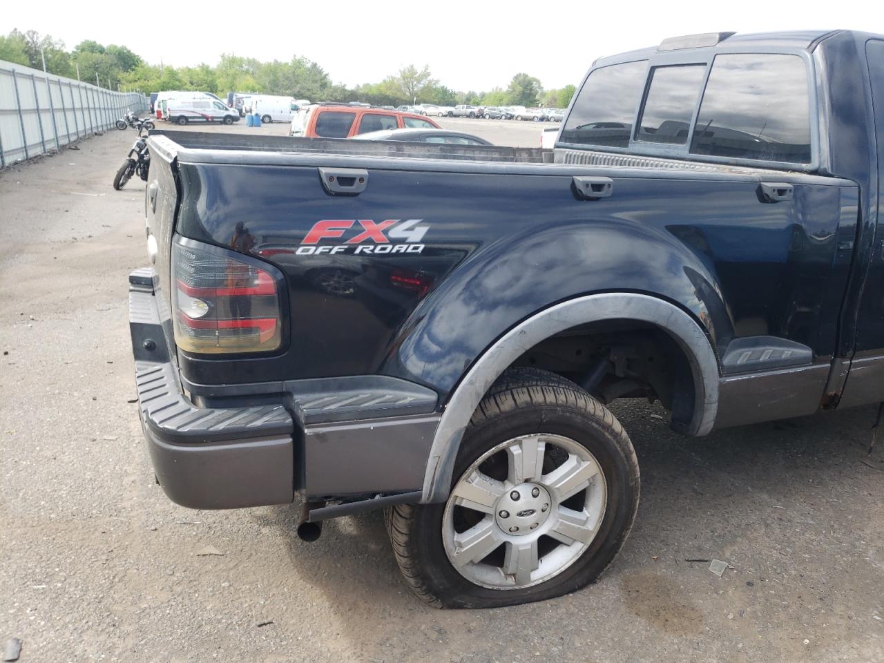 Photo 9 from auction – 2006 FORD F150 with VIN 1FTPW045X6KC30435