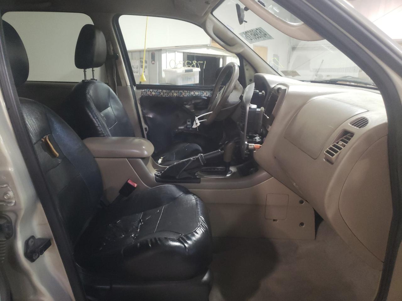 Photo 5 from auction – 2005 FORD ESCAPE XLT with VIN 1FMYU93125KA35274