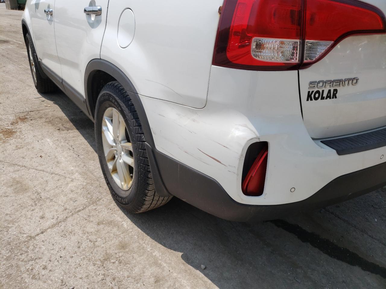 Photo 9 from auction – 2015 KIA SORENTO LX with VIN 5XYKTCA69FG574202
