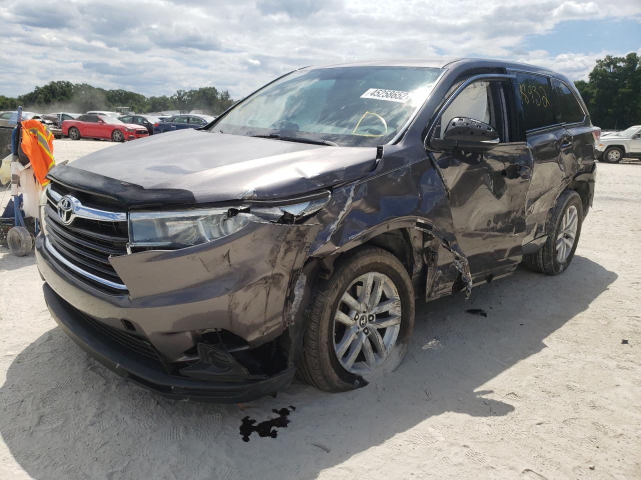 Photo 2 from auction – 2016 TOYOTA HIGHLANDER with VIN 5TDZKRFH6GS170552