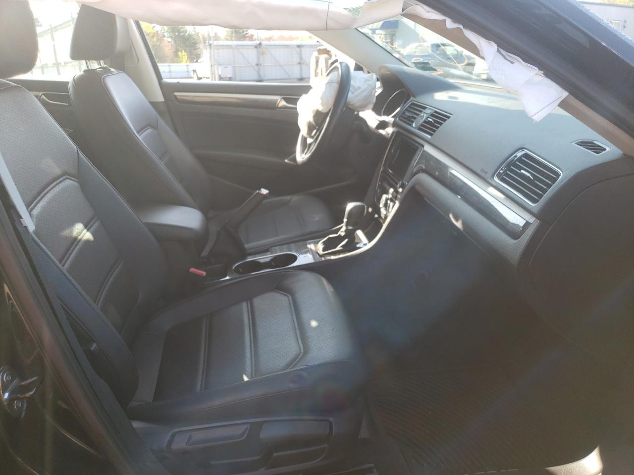 Photo 5 from auction – 2017 VOLKSWAGEN PASSAT SE with VIN 1VWBT7A39HC034804
