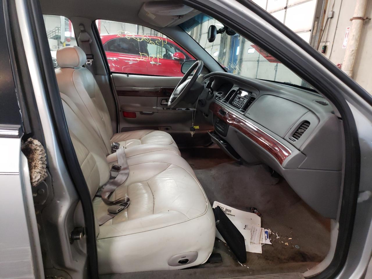 Photo 5 from auction – 2000 MERCURY GRAND MARQ with VIN 2MEFM75W8YX739262