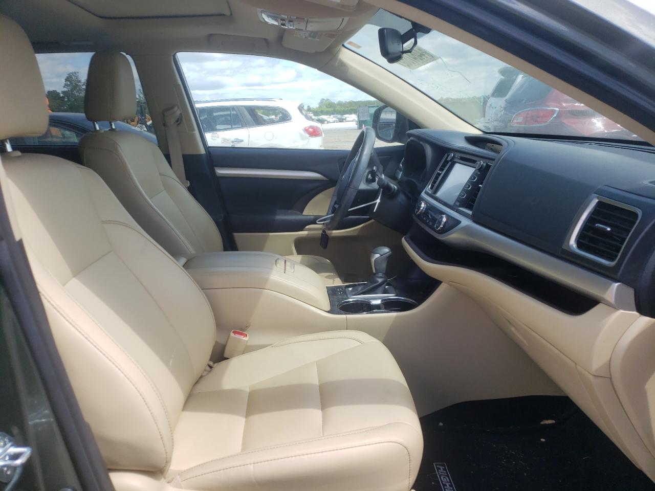 Photo 5 from auction – 2016 TOYOTA HIGHLANDER with VIN 5TDKKRFH6GS186333