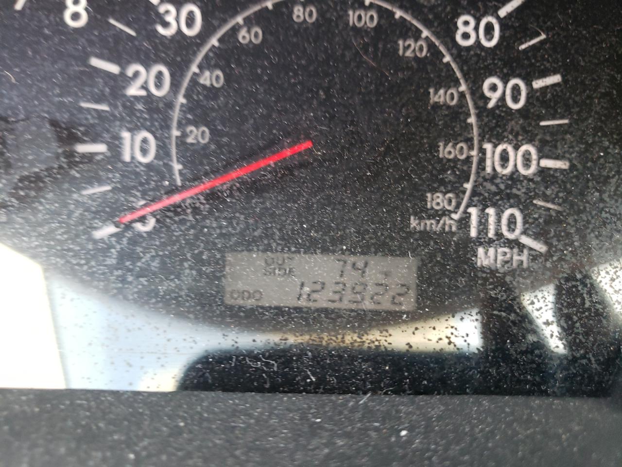 Photo 8 from auction – 2005 TOYOTA COROLLA with VIN JTDBR32E152049339