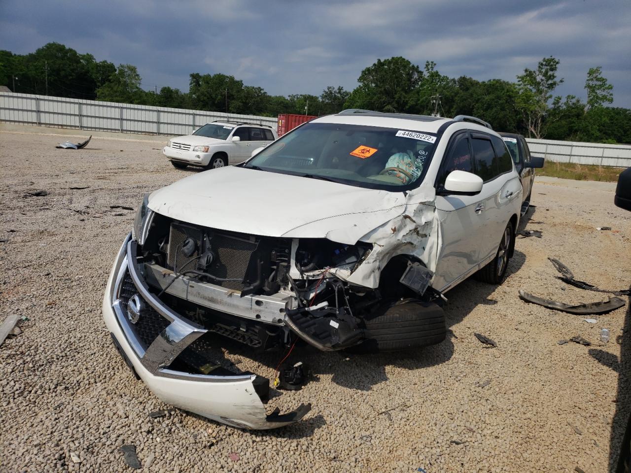 Photo 2 from auction – 2015 NISSAN PATHFINDER with VIN 5N1AR2MM1FC688628