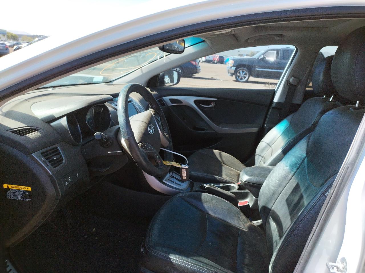 Photo 5 from auction – 2012 HYUNDAI ELANTRA GL with VIN 5NPDH4AE9CH102478