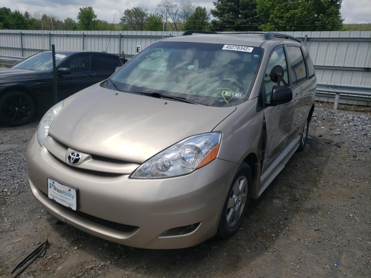 Photo 2 from auction – 2010 TOYOTA SIENNA CE with VIN 5TDKK4CC9AS335272