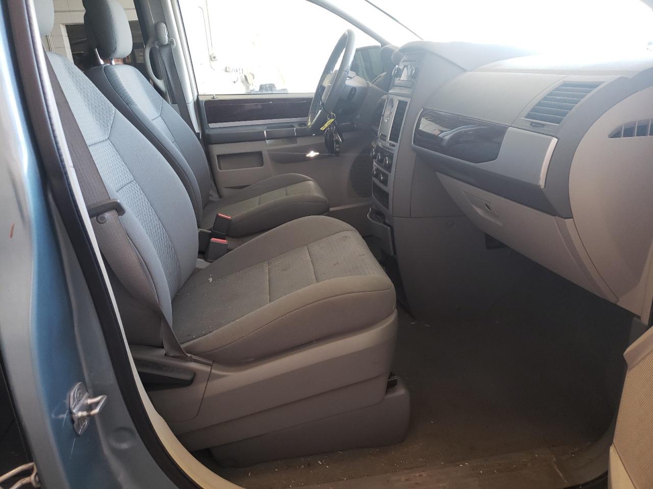 Photo 5 from auction – 2010 CHRYSLER TOWN & COU with VIN 2A4RR5D13AR436503