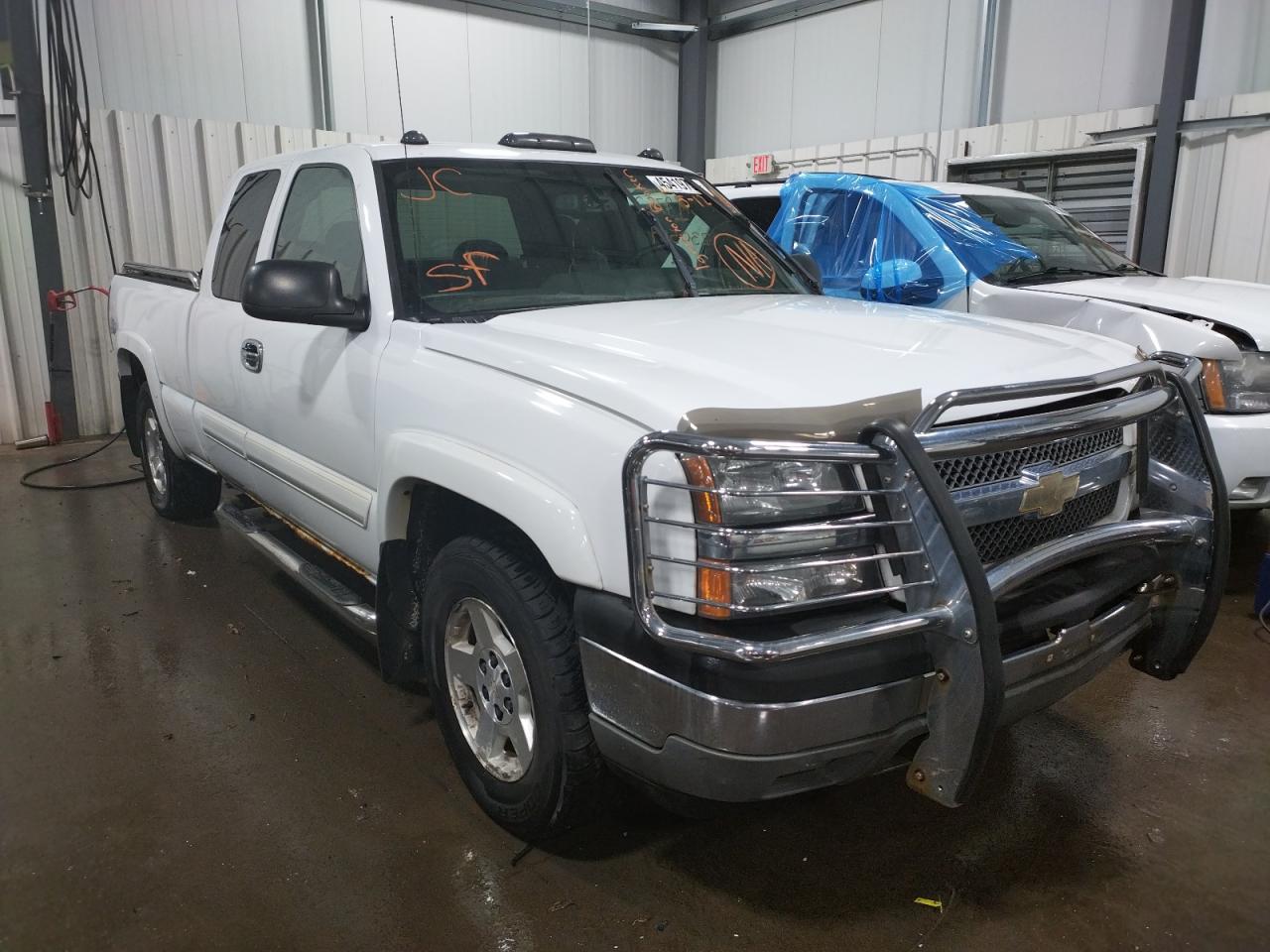 CHEVROLET SILVERADO 2005 with VIN 1GCEK19B75E156704 - Photo from auction