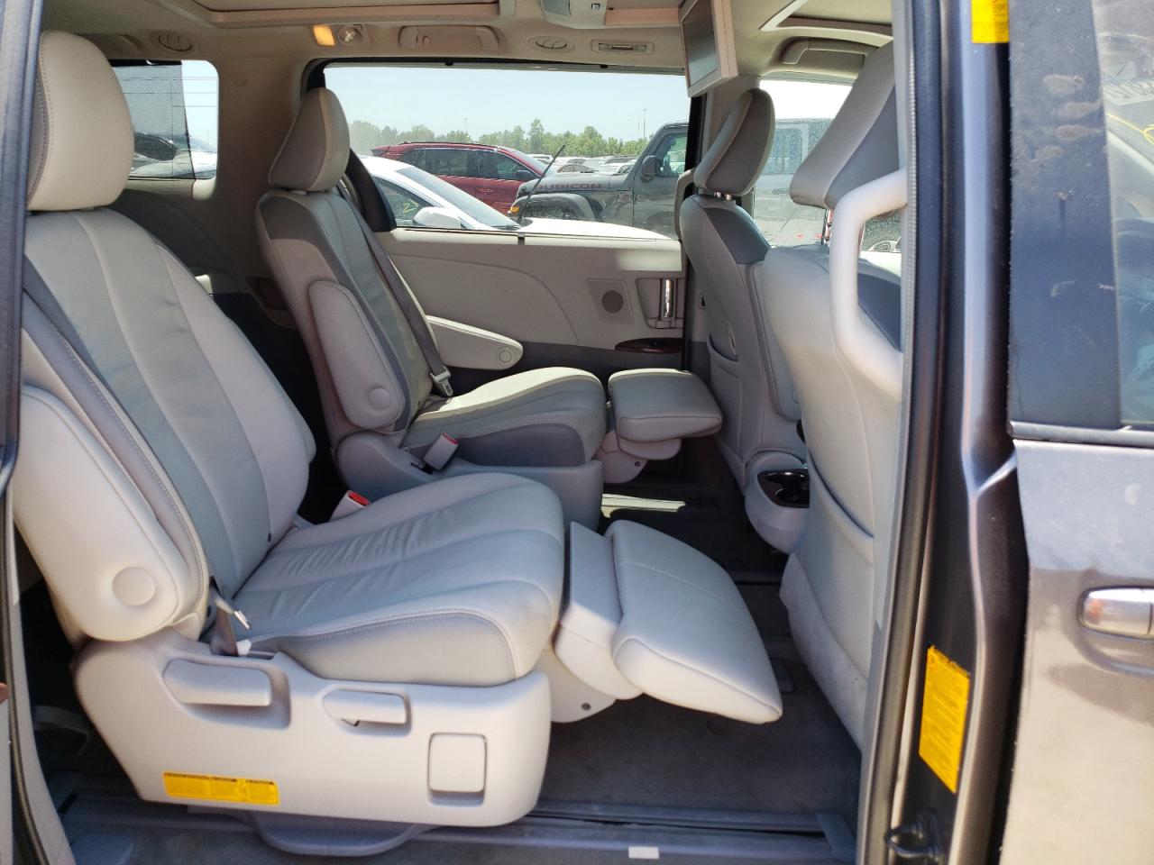 Photo 6 from auction – 2014 TOYOTA SIENNA XLE with VIN 5TDDK3DC8ES082307