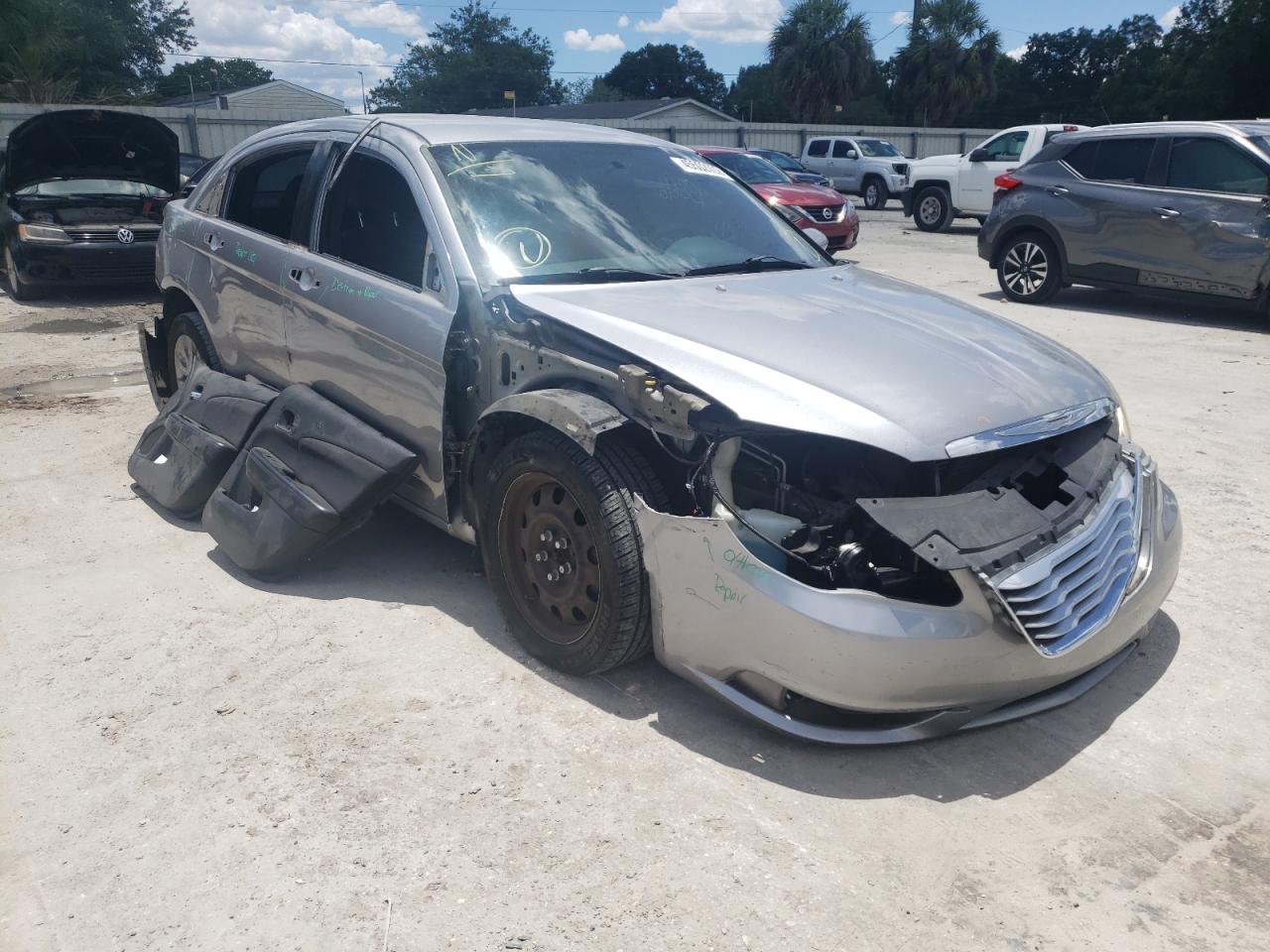 CHRYSLER 200 LX 2014 con VIN 1C3CCBAB3EN123354 - Foto de la subasta