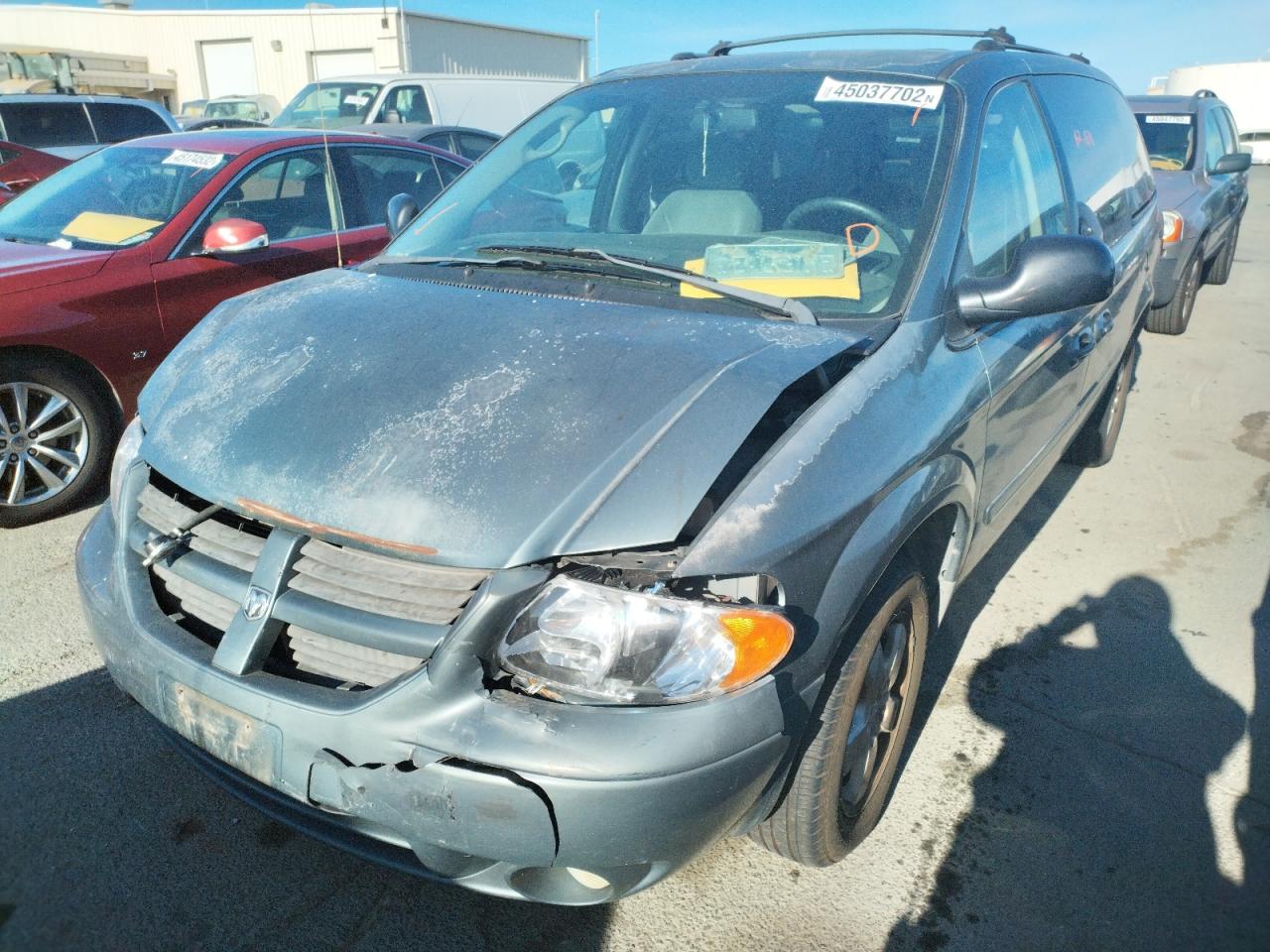 Photo 14 from auction – 2005 DODGE GRAND CARA with VIN 2D4GP44L15R513456