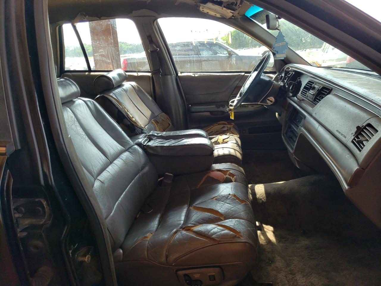 Photo 5 from auction – 1994 FORD CROWN VICT with VIN 2FALP74W0RX193920