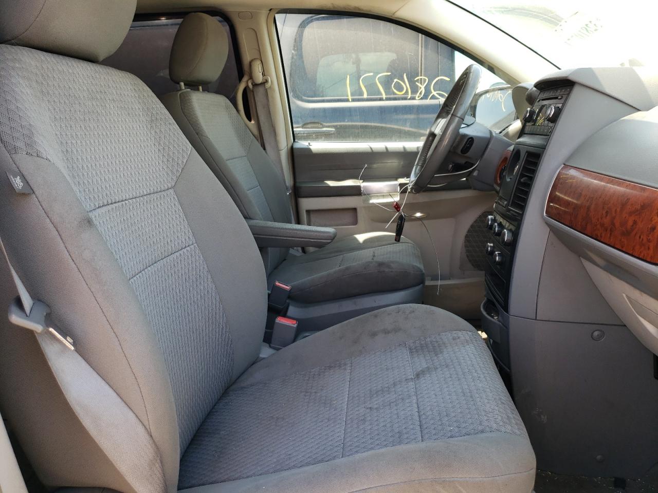 Photo 5 from auction – 2008 CHRYSLER TOWN & COU with VIN 2A8HR54P88R805042