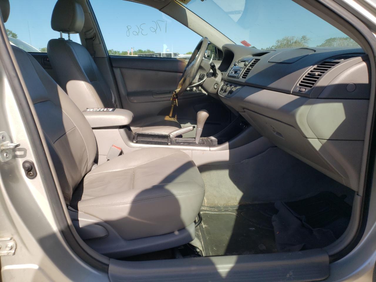 Photo 15 from auction – 2003 TOYOTA CAMRY with VIN 4T1BF32K63U564719