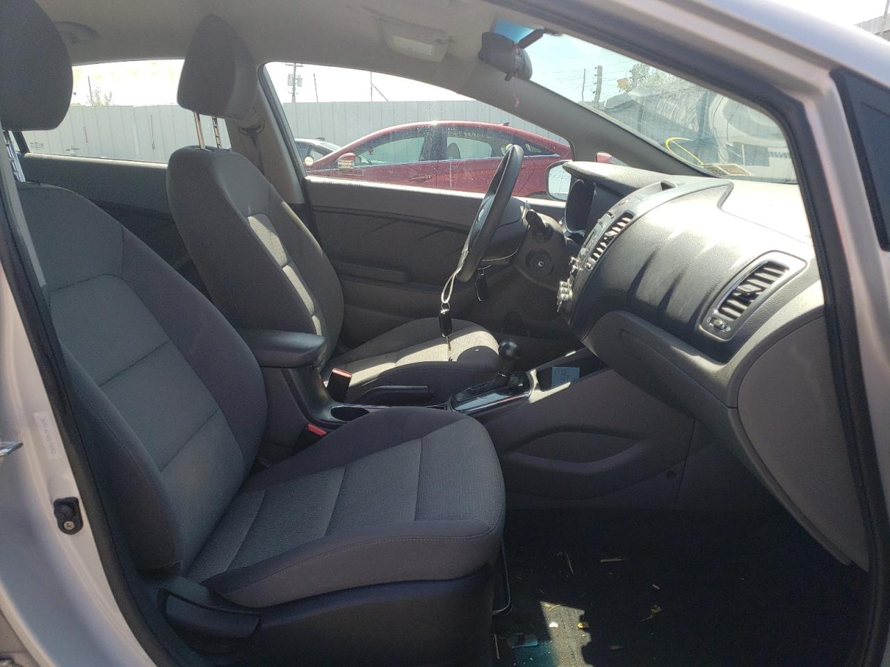 Photo 19 from auction – 2017 KIA FORTE LX with VIN 3KPFK4A74HE158402