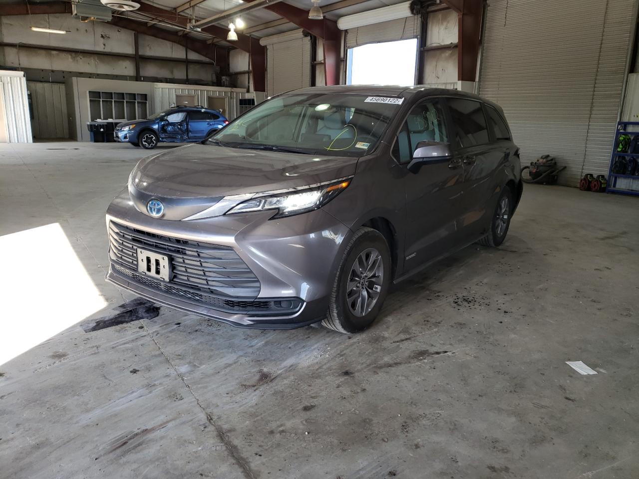 Photo 2 from auction – 2021 TOYOTA SIENNA LE with VIN 5TDKRKEC6MS067475