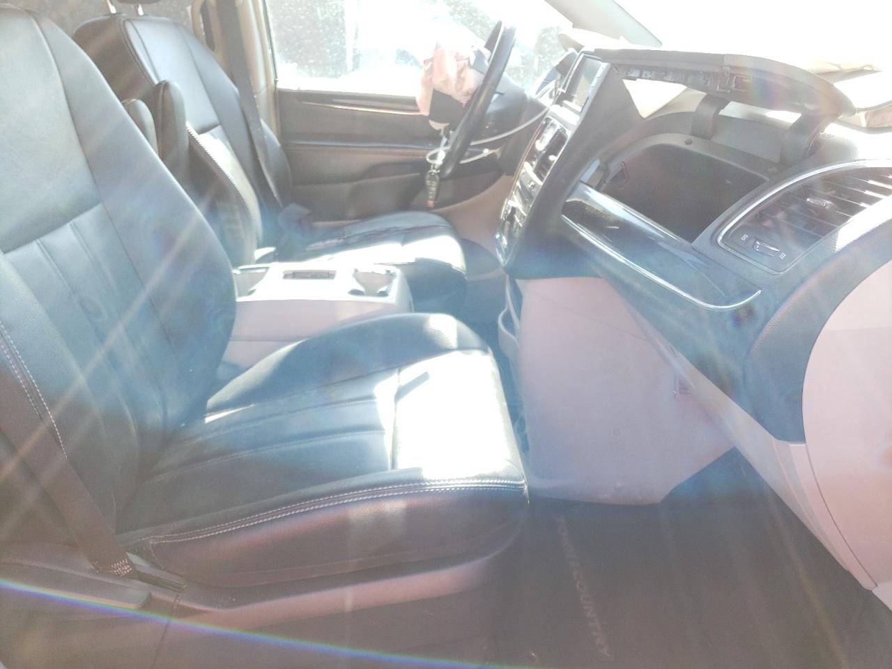 Photo 5 from auction – 2014 CHRYSLER TOWN & COU with VIN 2C4RC1BG8ER160476