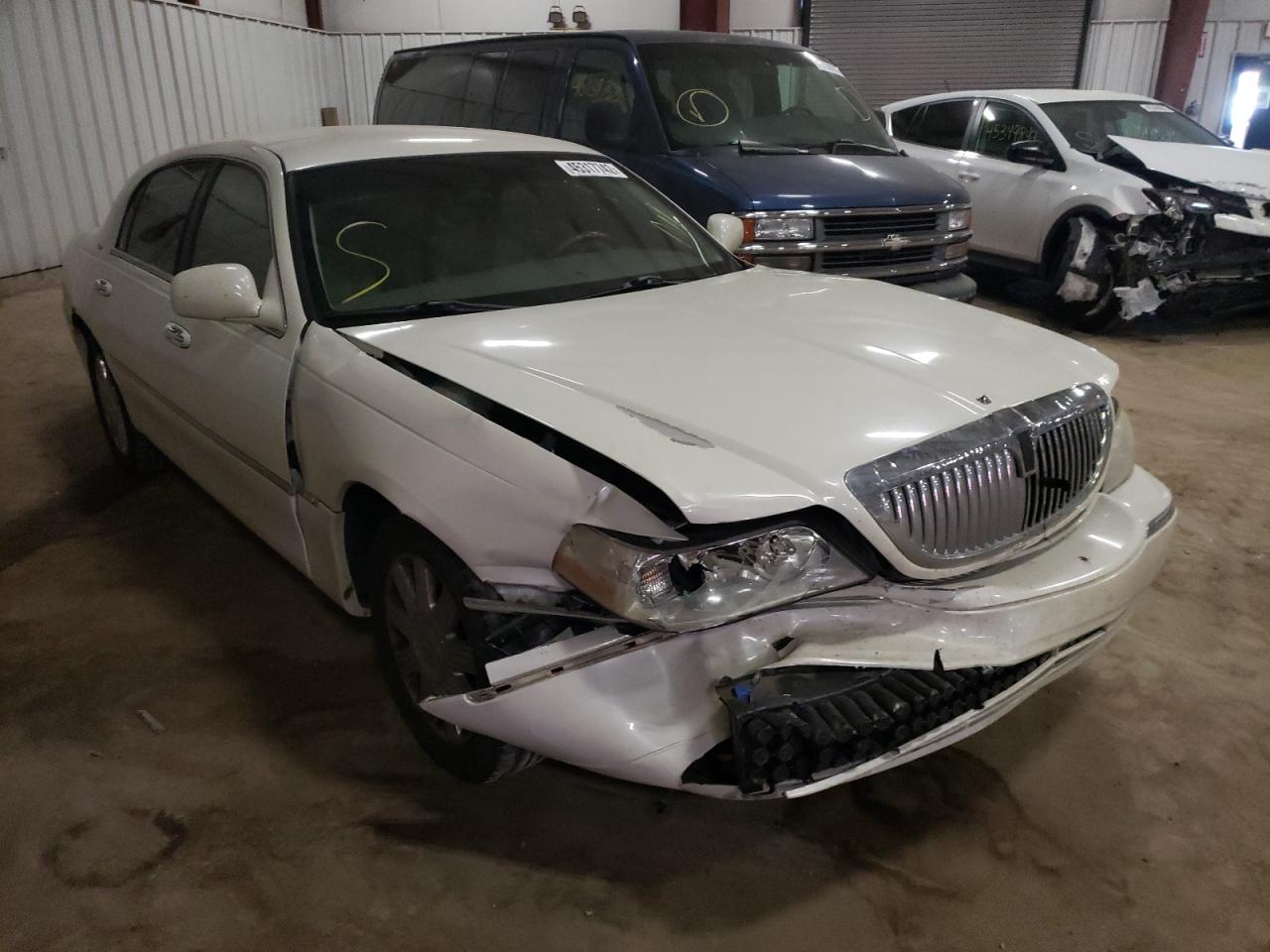 LINCOLN TOWN CAR U 2004 with VIN 1LNHM83W54Y604071 - Photo from auction