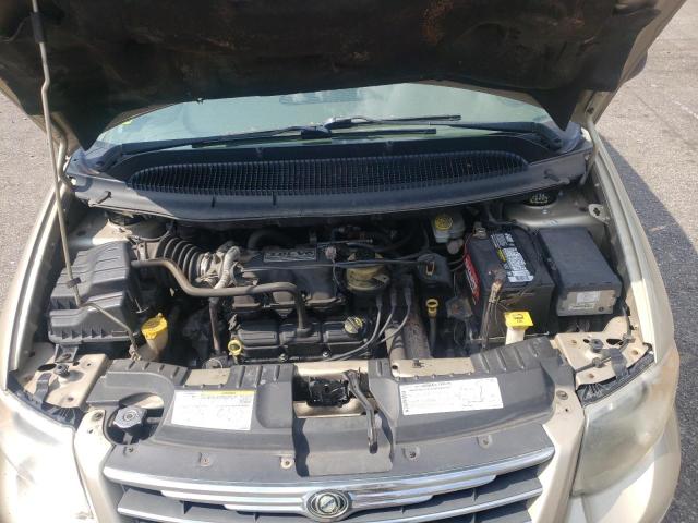 Photo 7 from auction – 2005 CHRYSLER TOWN & COU with VIN 2C4GP54L95R441330