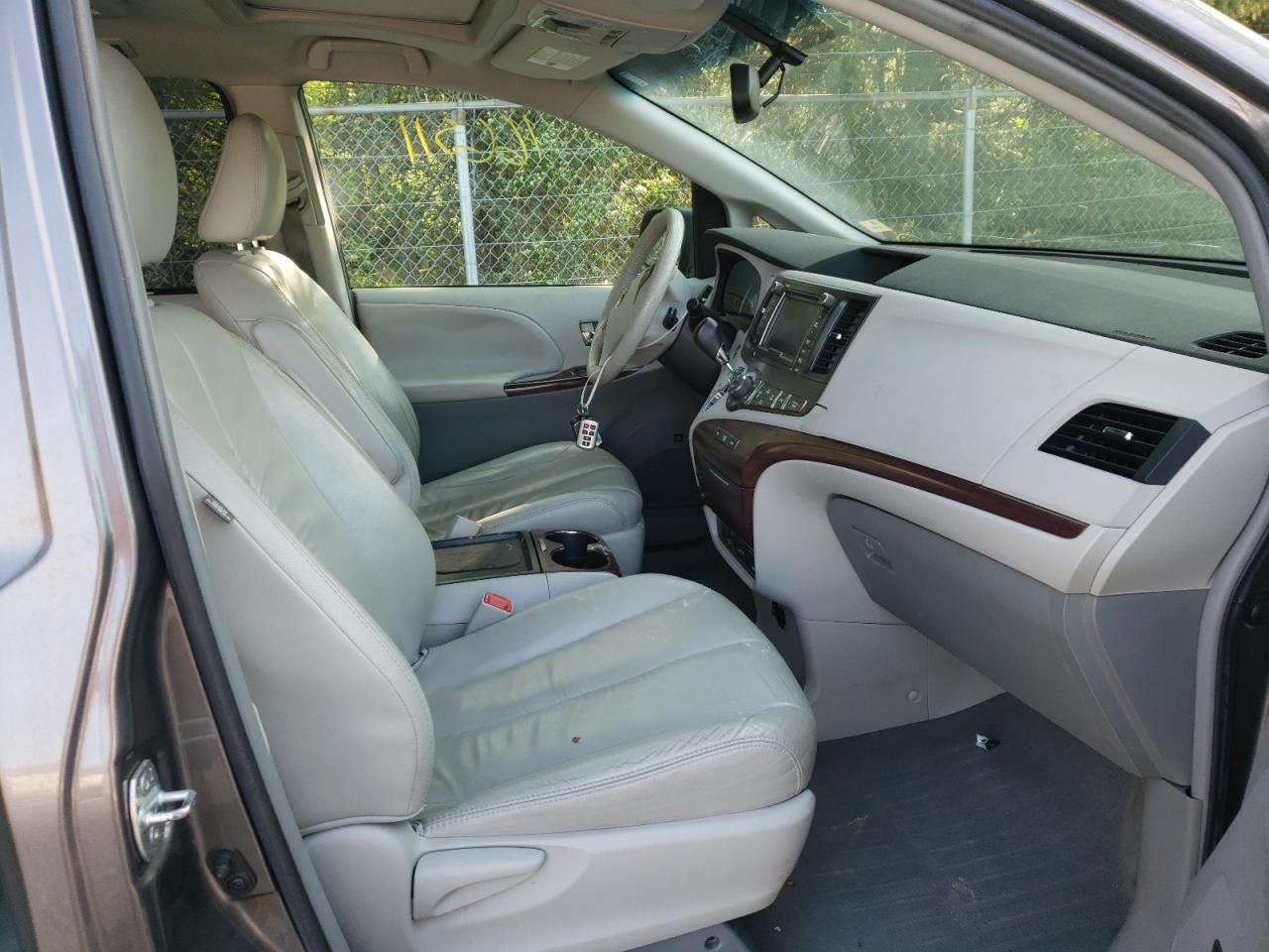 Photo 5 from auction – 2011 TOYOTA SIENNA XLE with VIN 5TDYK3DC9BS094608