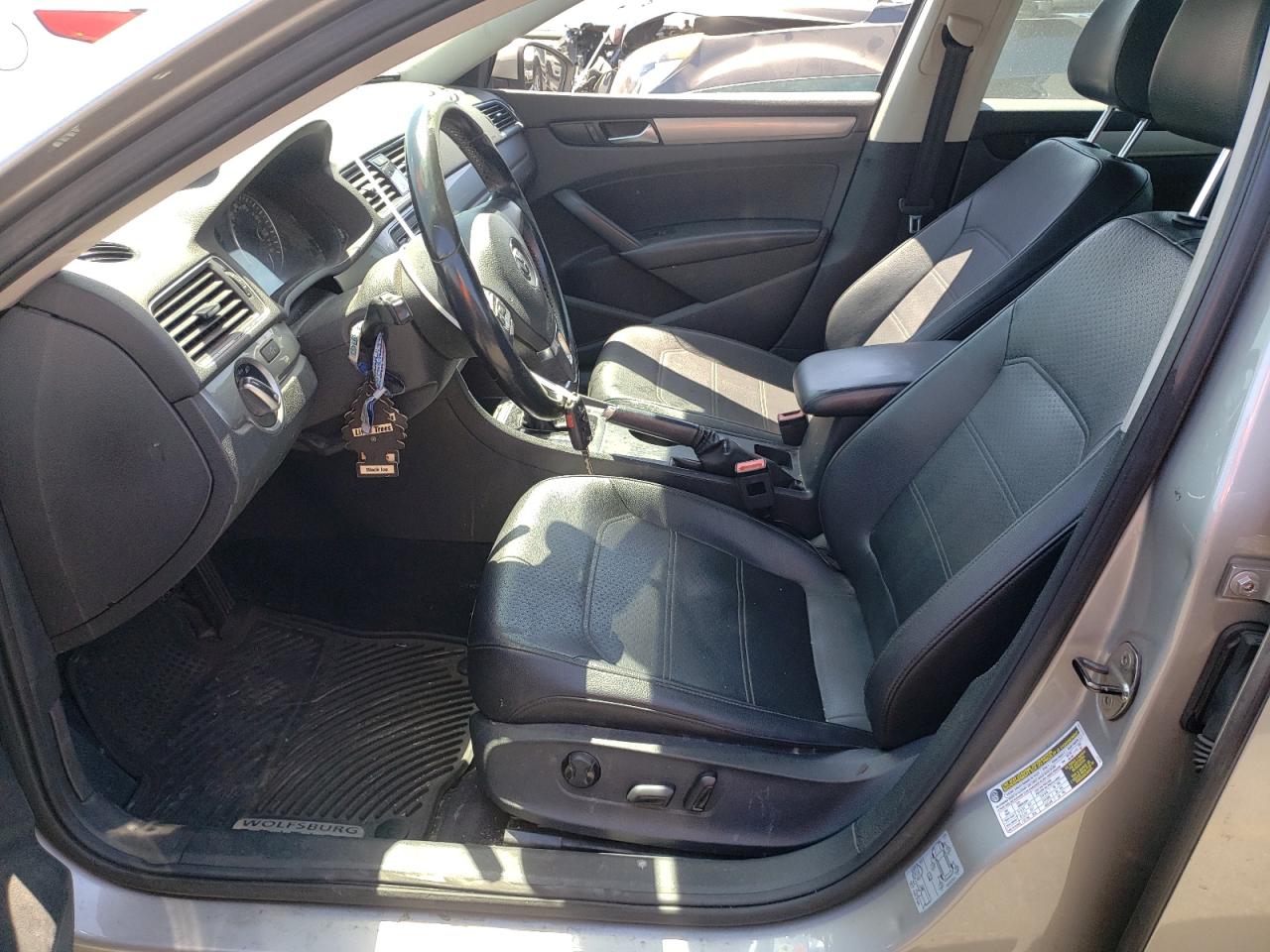 Photo 5 from auction – 2014 VOLKSWAGEN PASSAT S with VIN 1VWAT7A3XEC053711