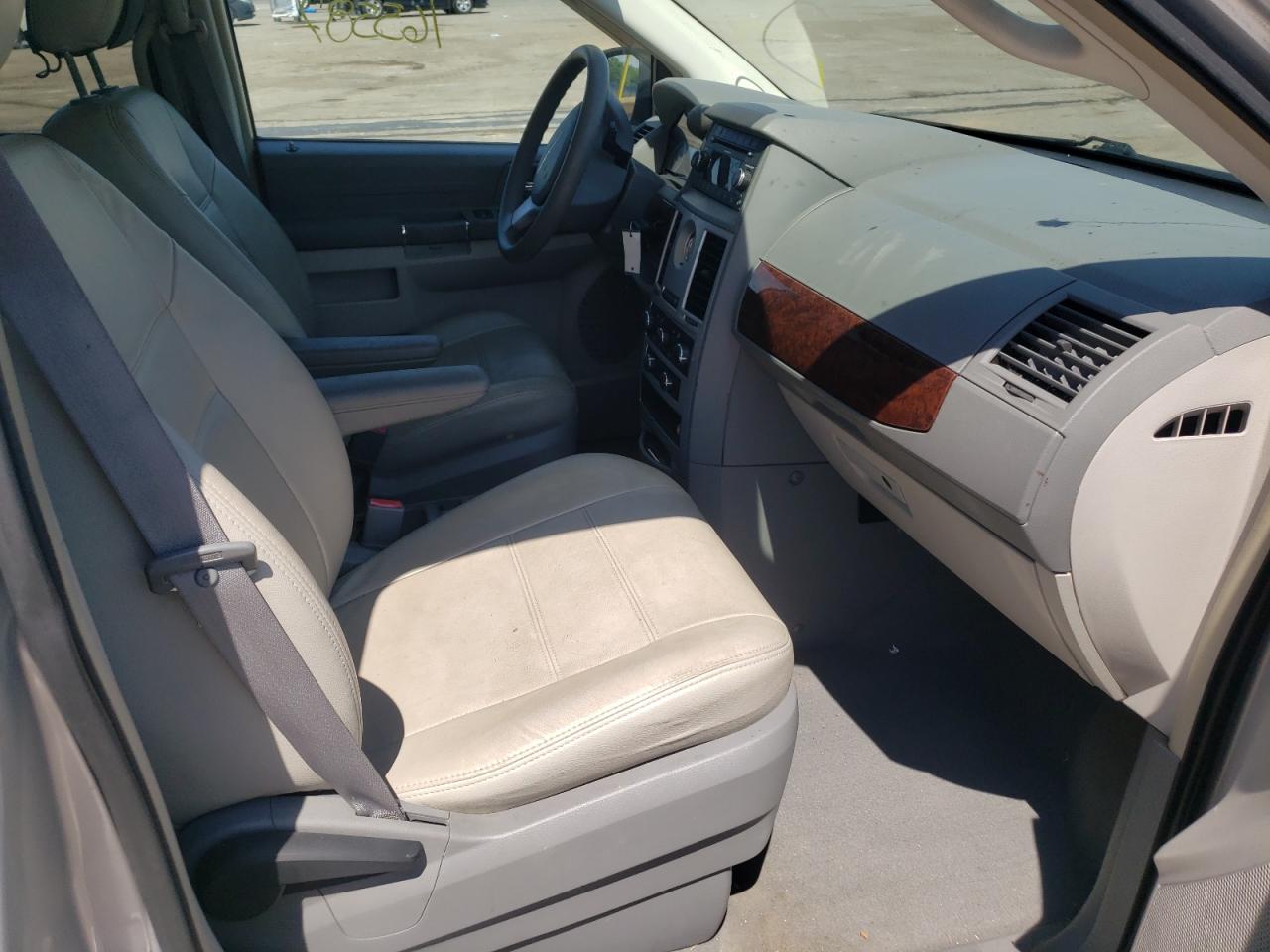 Photo 5 from auction – 2010 CHRYSLER TOWN & COU with VIN 2A4RR4DE4AR109797