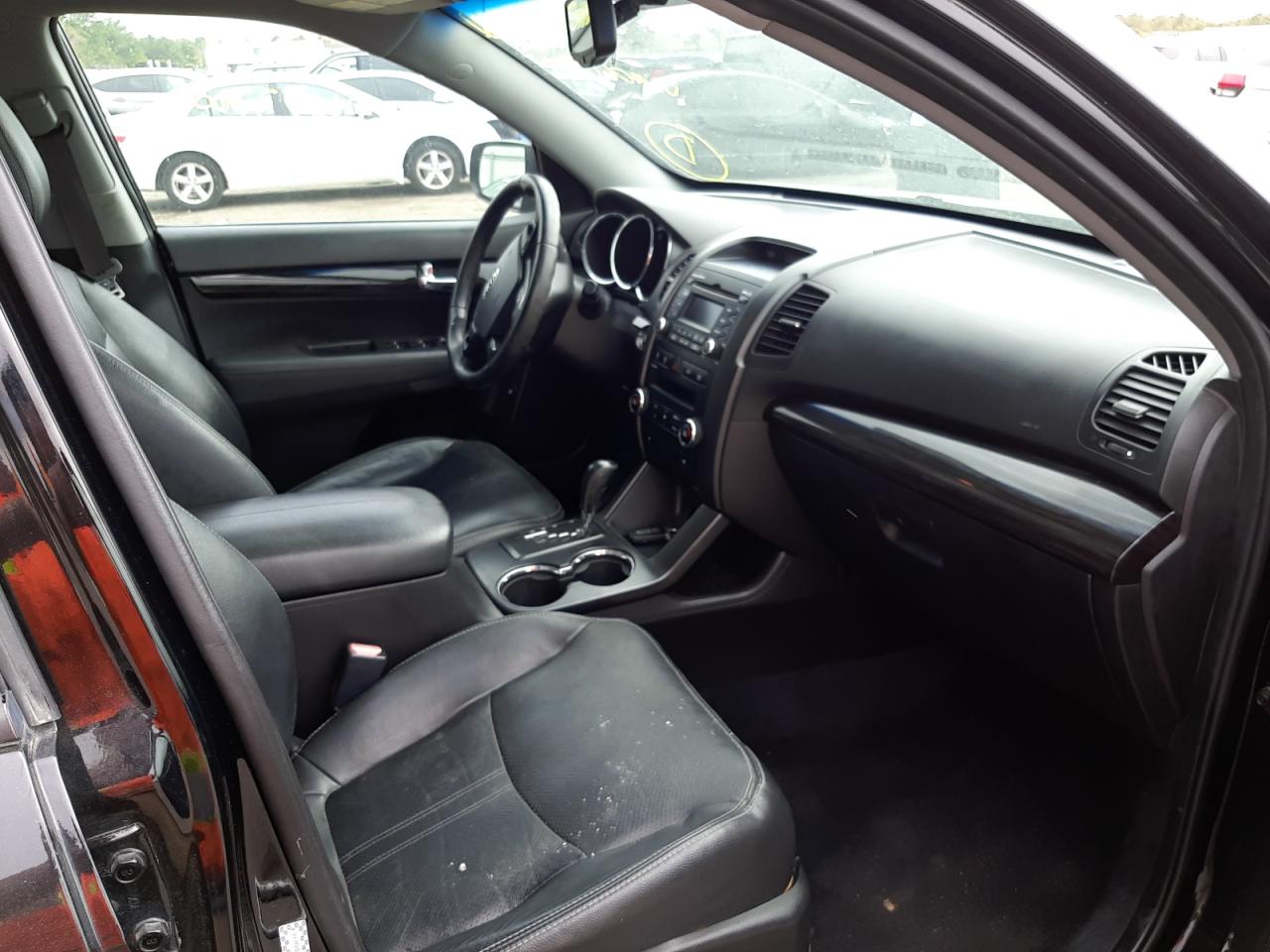 Photo 5 from auction – 2011 KIA SORENTO EX with VIN 5XYKUDA28BG061744