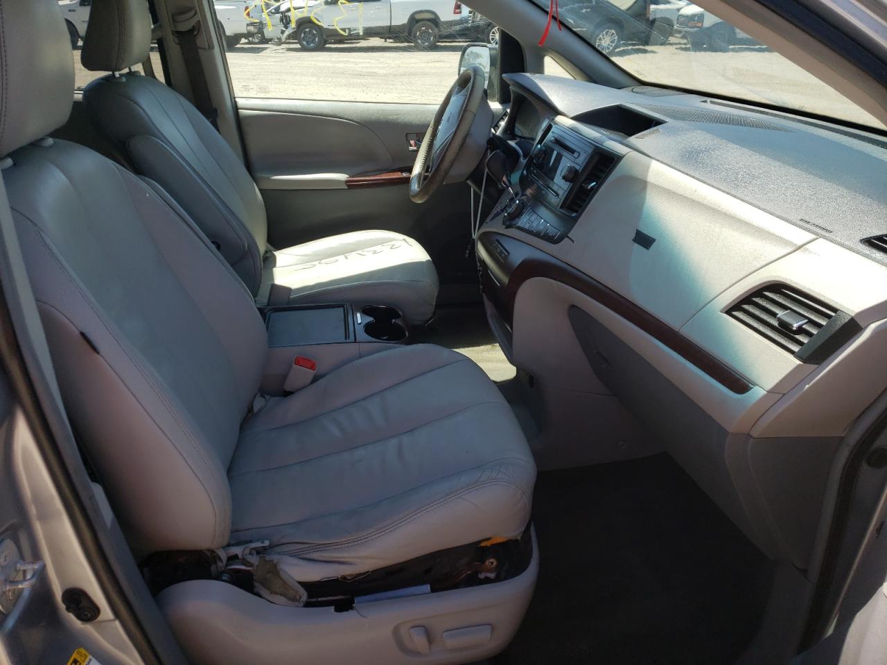 Photo 5 from auction – 2014 TOYOTA SIENNA XLE with VIN 5TDYK3DC9ES440919