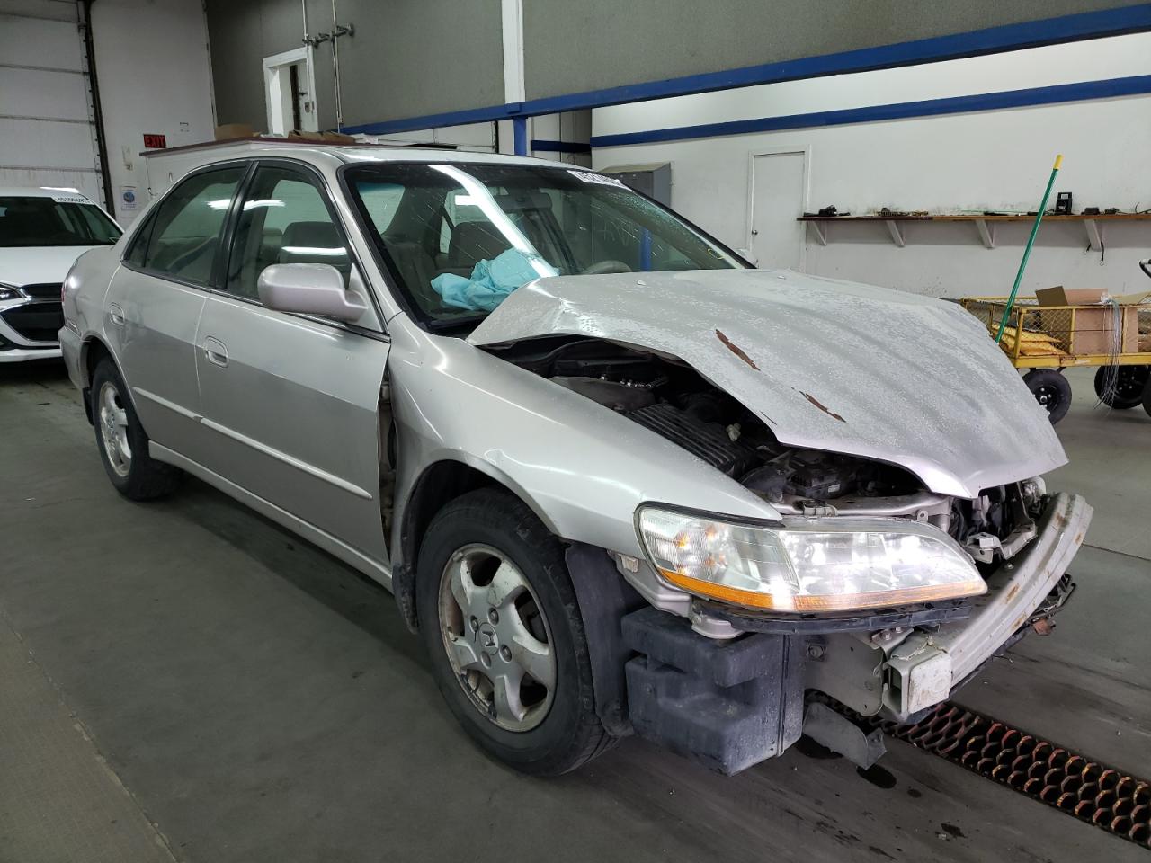 HONDA ACCORD EX 1998 with VIN 1HGCG5652WA185973 - Photo from auction