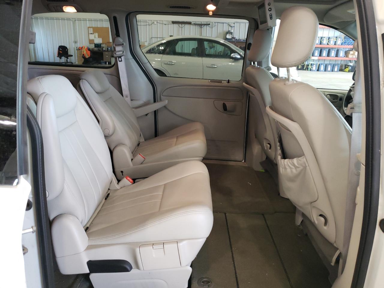 Photo 6 from auction – 2007 CHRYSLER TOWN & COU with VIN 2A4GP54LX7R281424