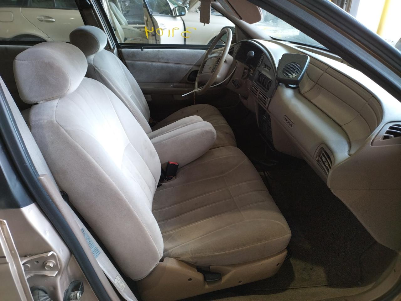 Photo 5 from auction – 1992 FORD TAURUS GL with VIN 1FALP52U3NG260628