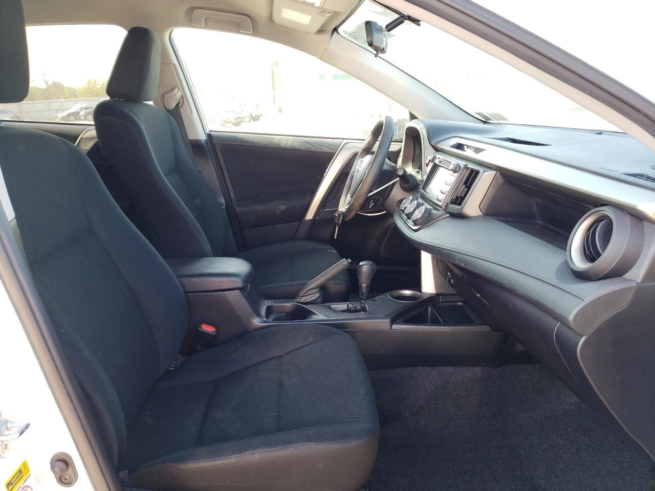 Photo 19 from auction – 2015 TOYOTA RAV4 LE with VIN 2T3BFREV2FW280055