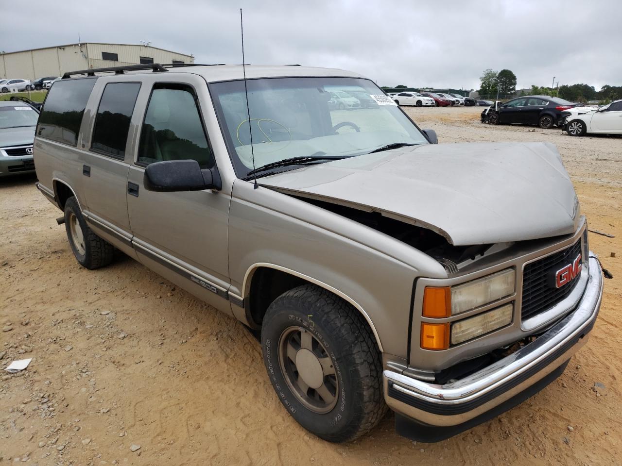 GMC SUBURBAN C 1999 with VIN 3GKEC16RXXG545268 - Photo from auction